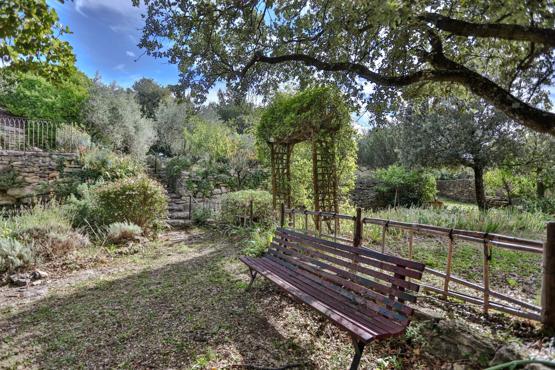 house 7 Rooms for sale on GORDES (84220)