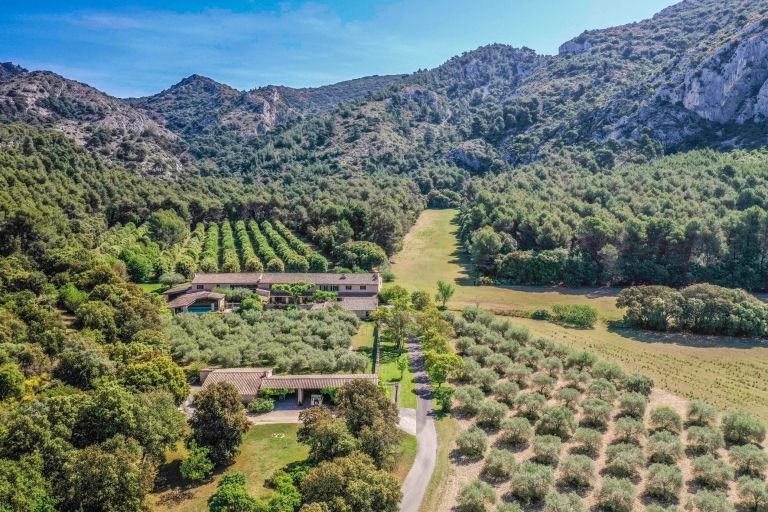 propriété 20 Pièces en vente sur CHEVAL BLANC (84460)