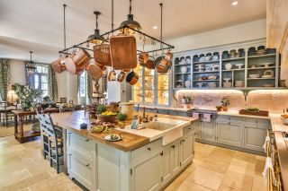 propriété 15 Pièces en location saisonnière sur AVIGNON (84000)