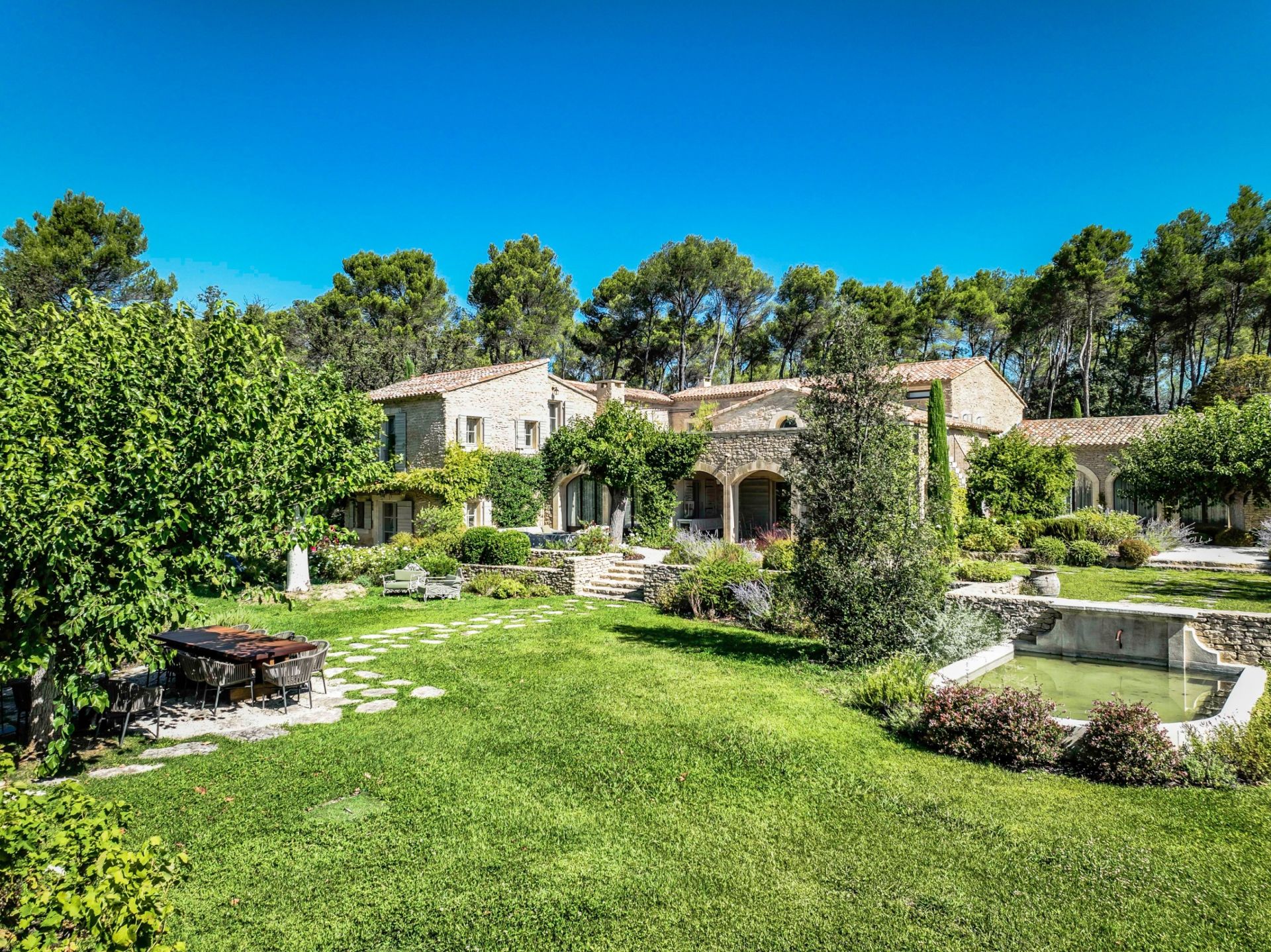 house 18 Rooms for seasonal rent on MENERBES (84560)