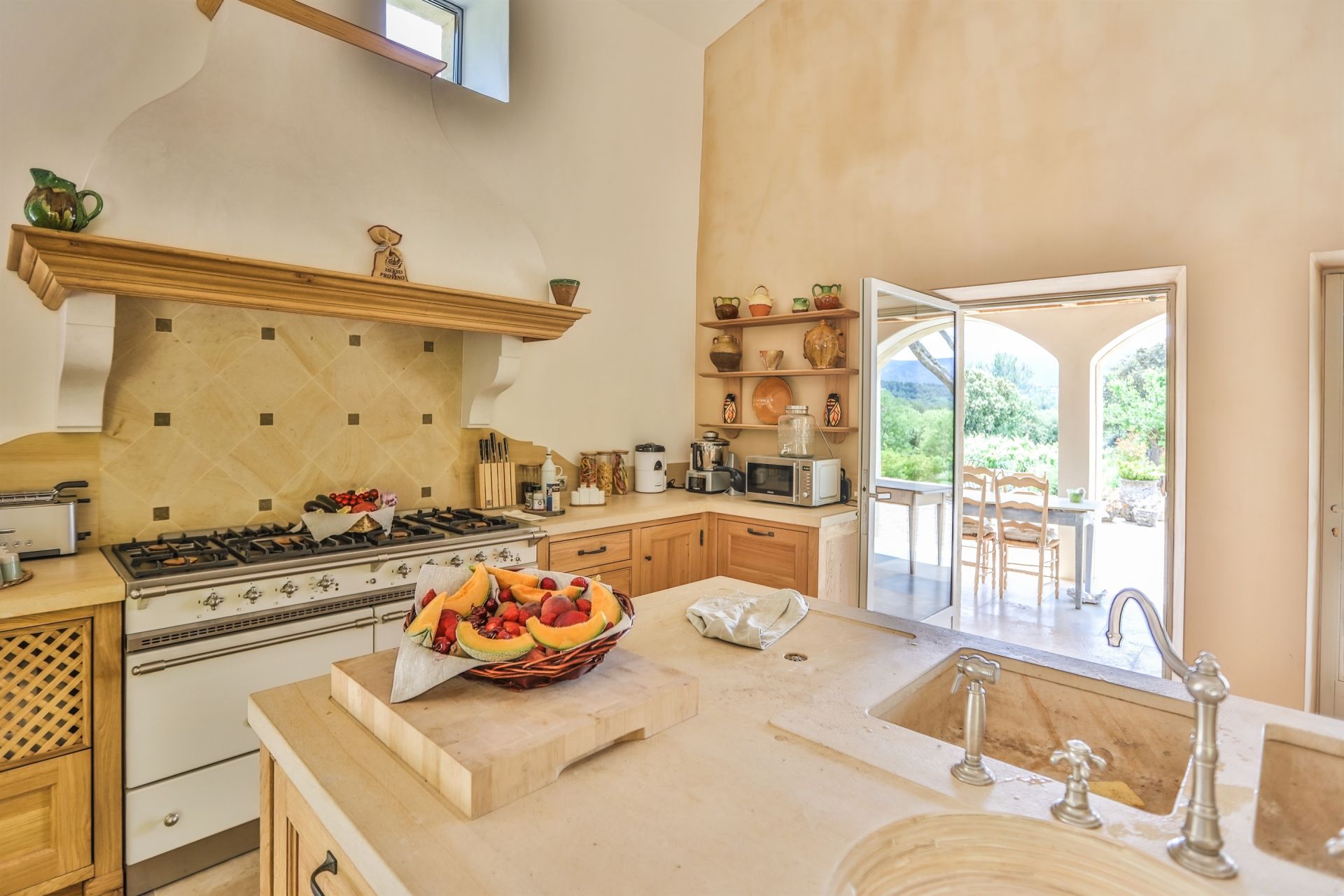 house 18 Rooms for seasonal rent on MENERBES (84560)