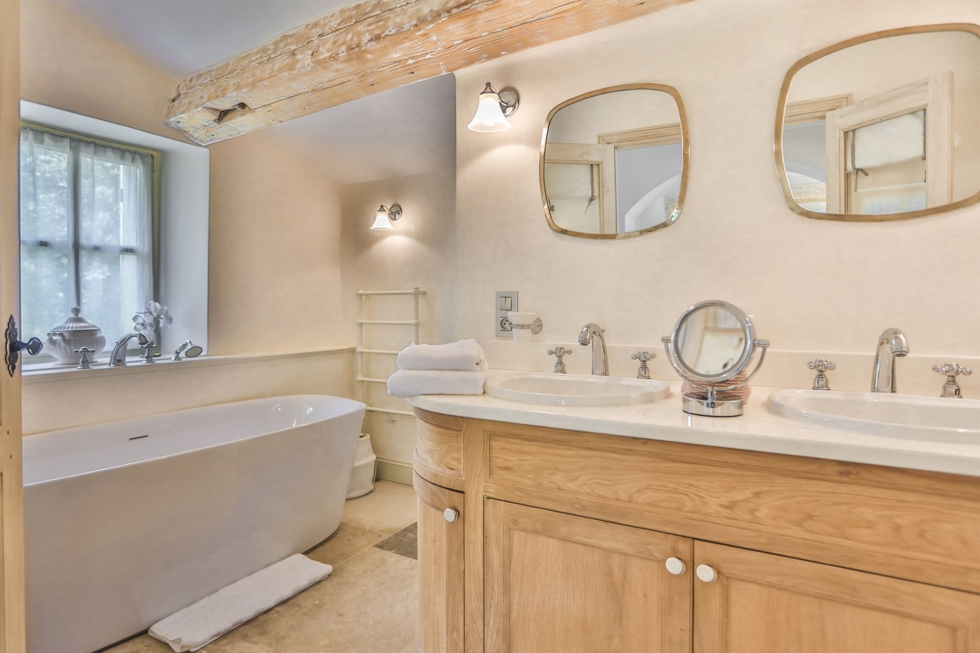 house 18 Rooms for seasonal rent on MENERBES (84560)