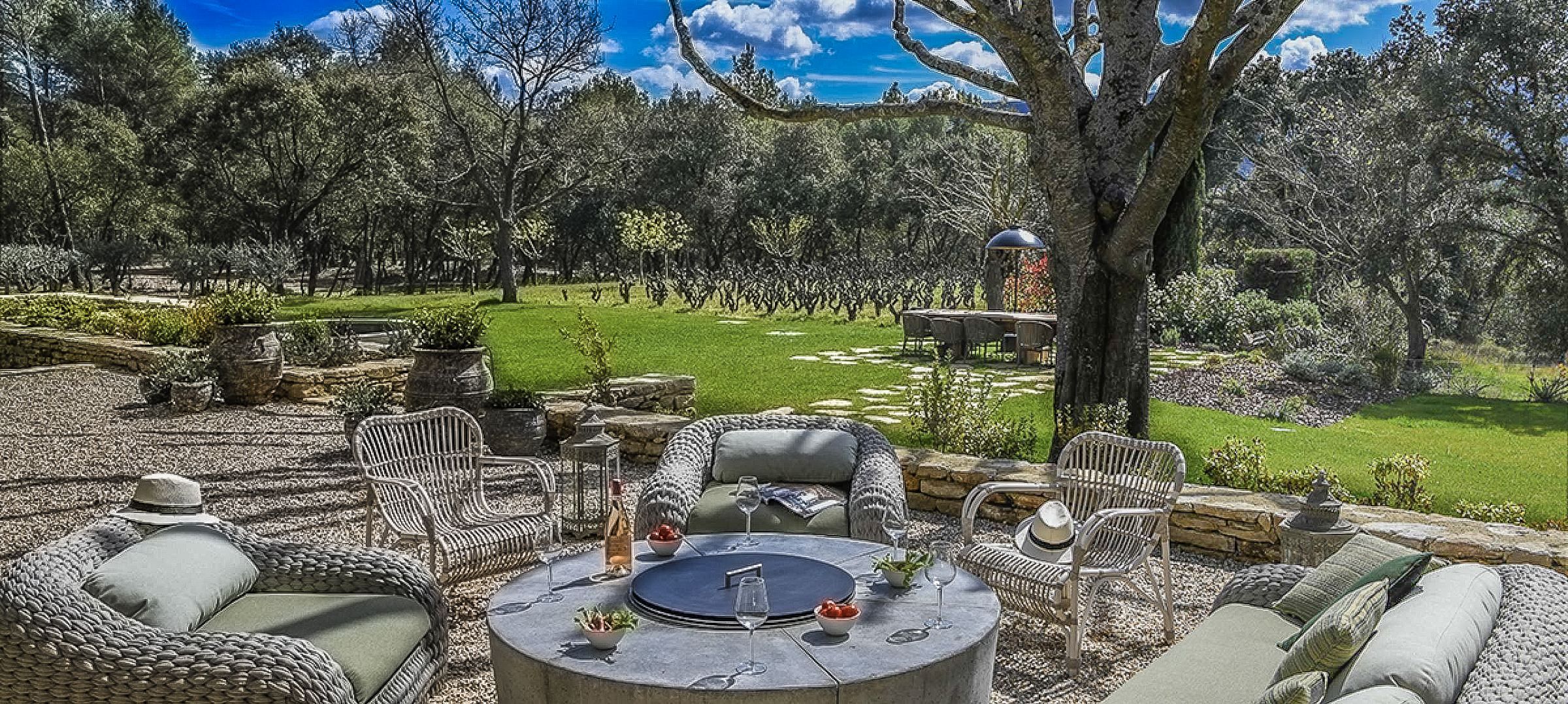 house 18 Rooms for seasonal rent on MENERBES (84560)