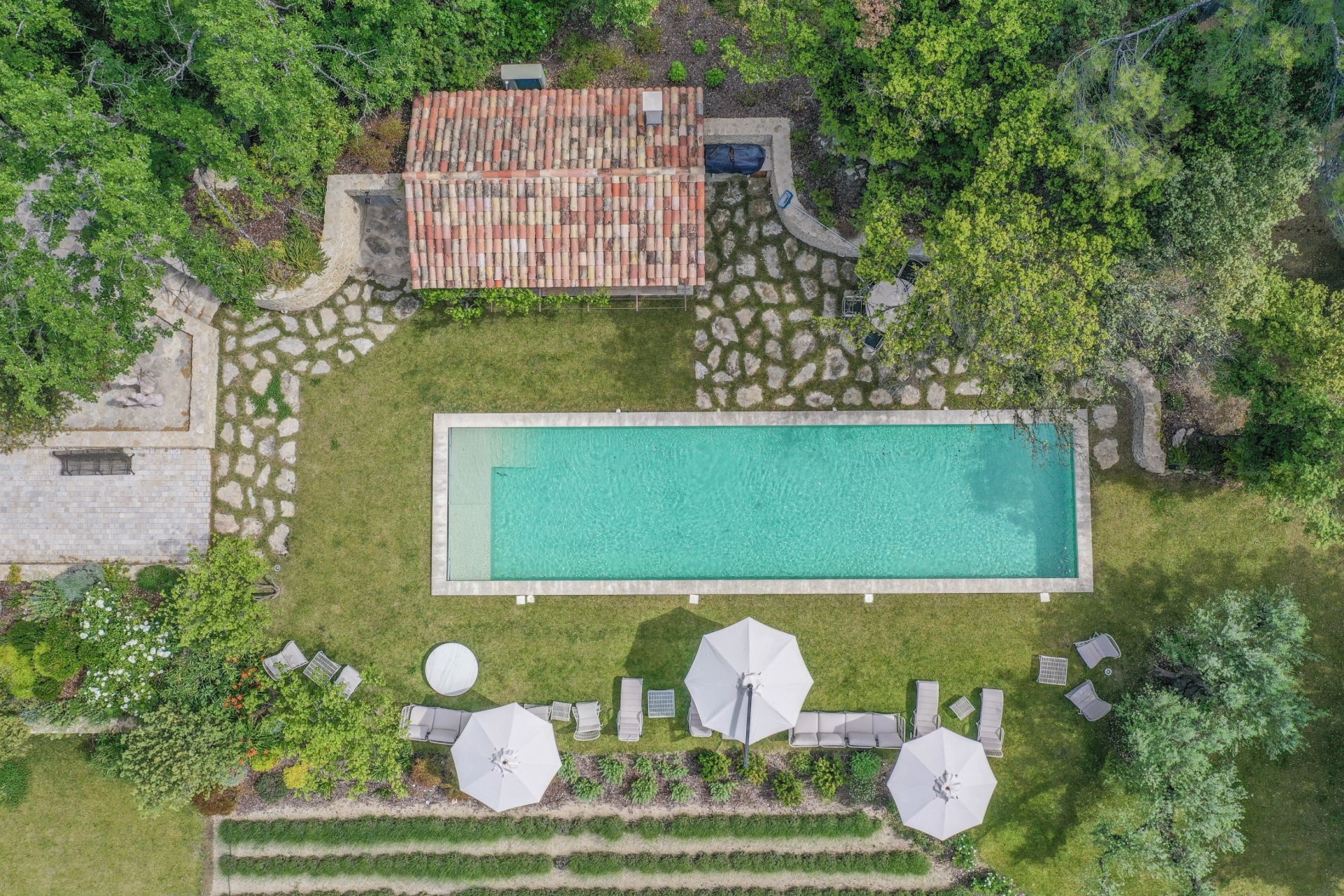 house 18 Rooms for seasonal rent on MENERBES (84560)