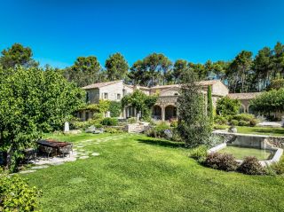 house 18 Rooms for seasonal rent on MENERBES (84560)