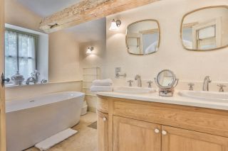 house 18 Rooms for seasonal rent on MENERBES (84560)