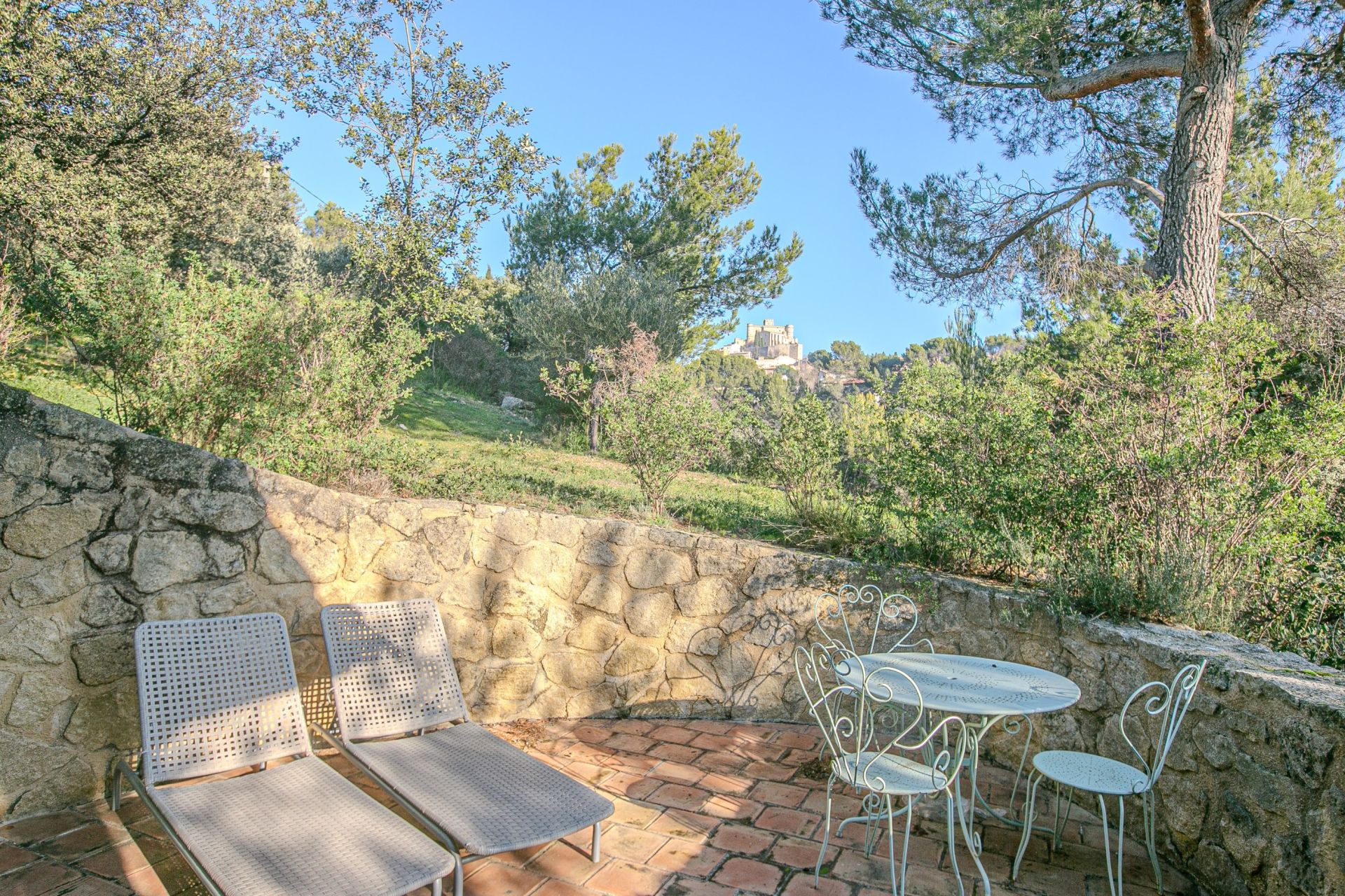 house 7 Rooms for sale on LE BARROUX (84330)
