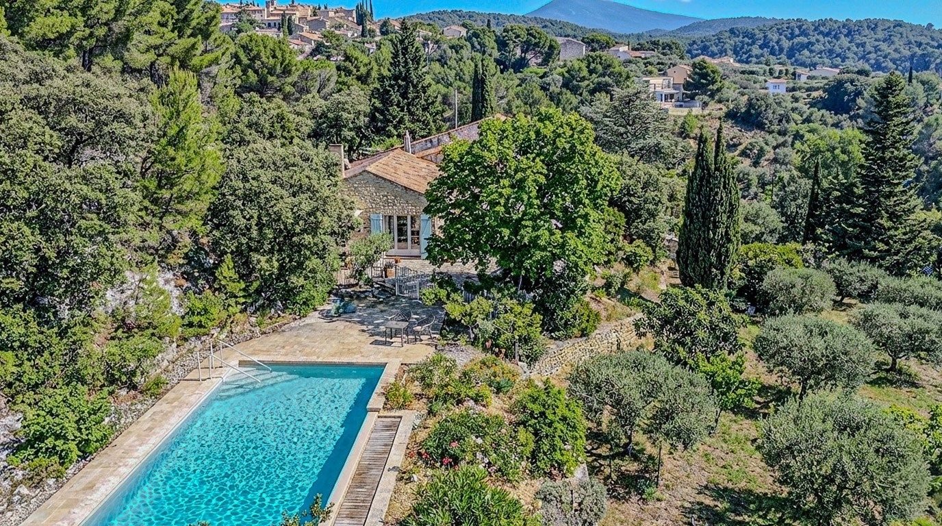 house 7 Rooms for sale on LE BARROUX (84330)