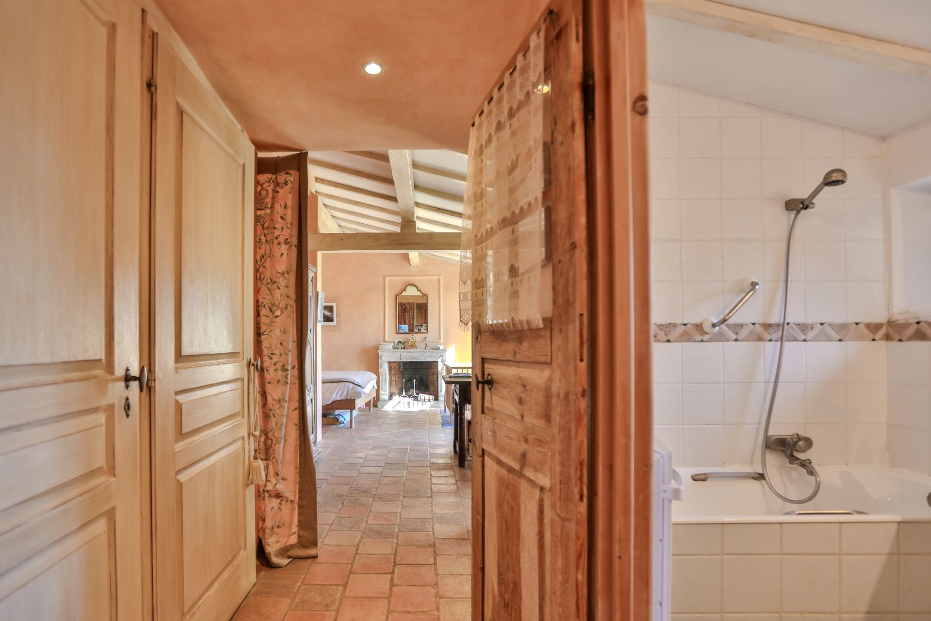 house 15 Rooms for sale on GORDES (84220)