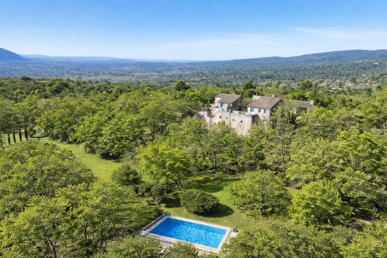 house 15 Rooms for sale on GORDES (84220)