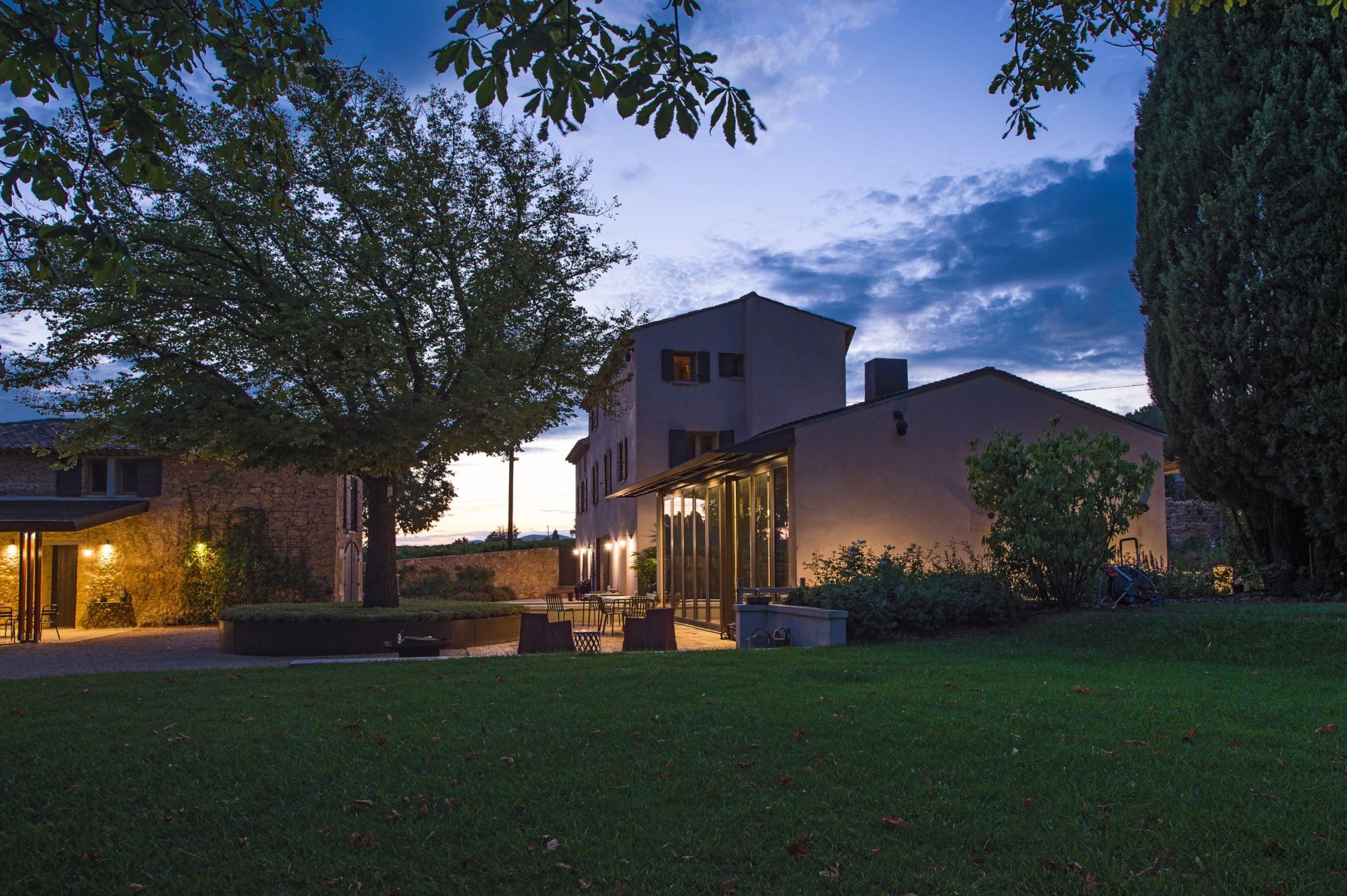 house 12 Rooms for sale on VAUGINES (84160)