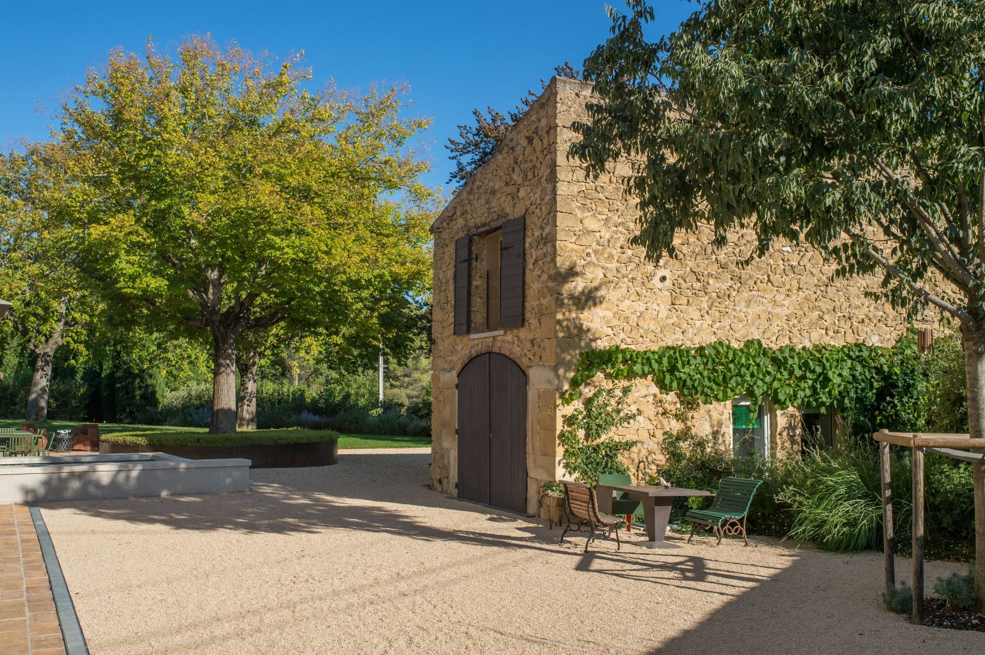 house 12 Rooms for sale on VAUGINES (84160)