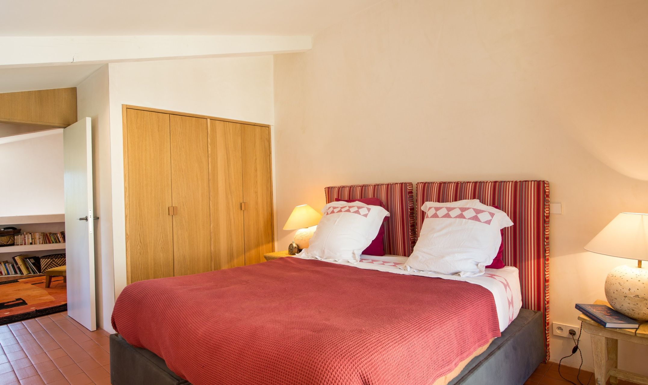 house 12 Rooms for sale on VAUGINES (84160)