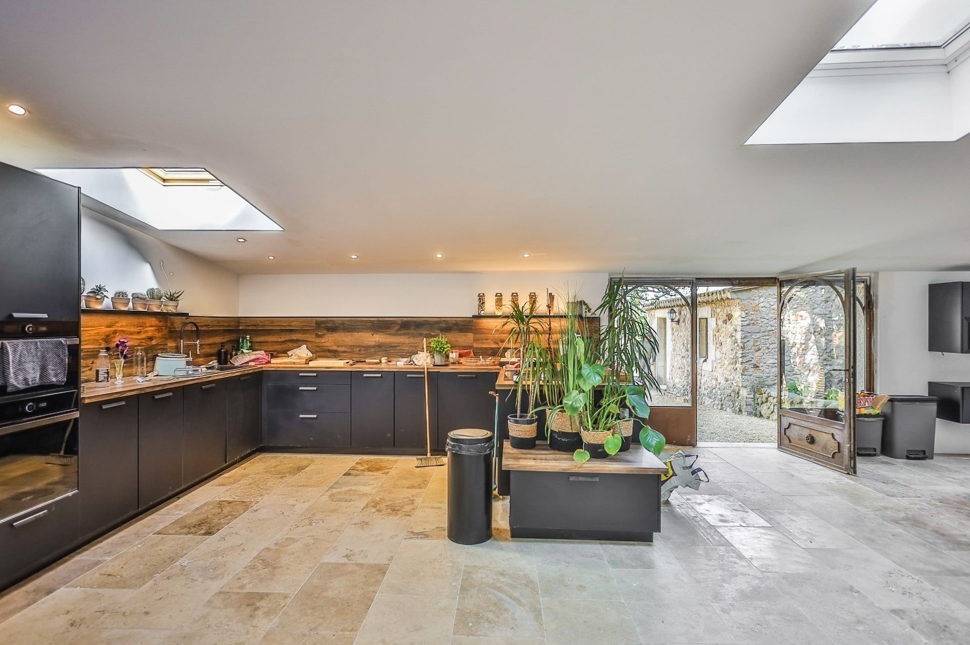 property 15 Rooms for sale on BONNIEUX (84480)