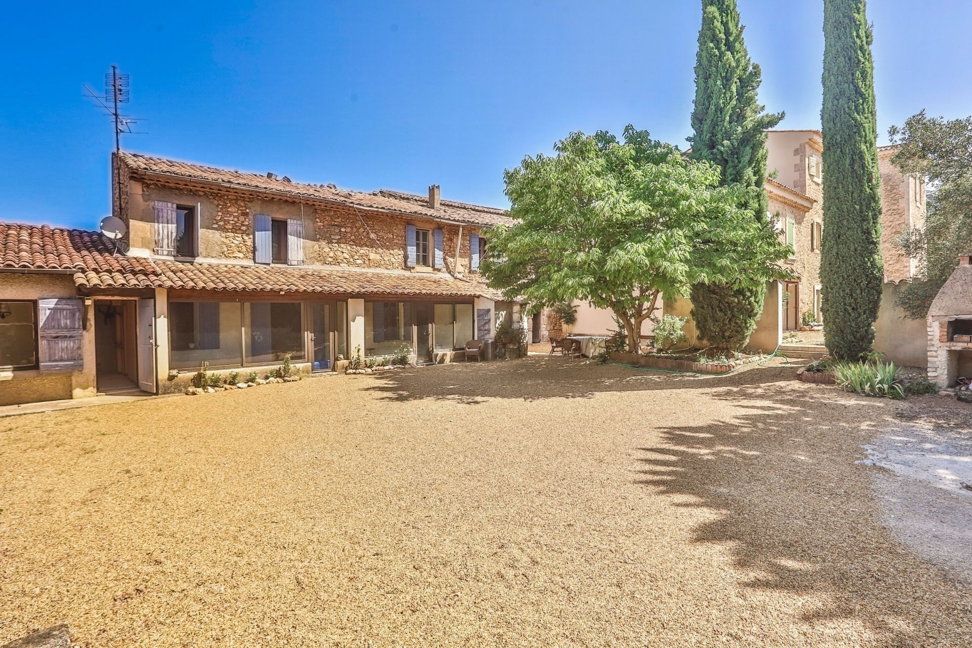 property 15 Rooms for sale on BONNIEUX (84480)