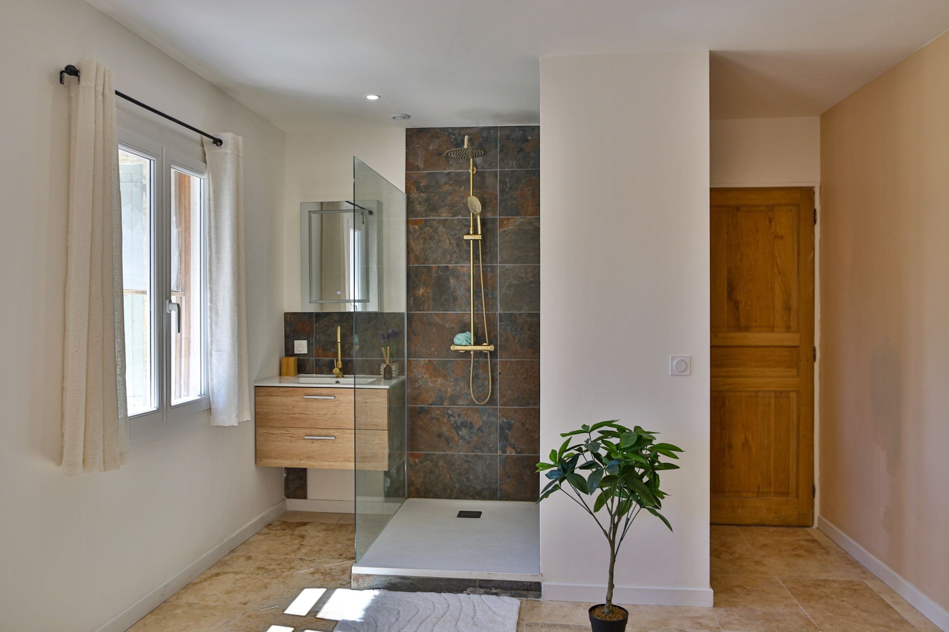 house 10 Rooms for sale on RUSTREL (84400)