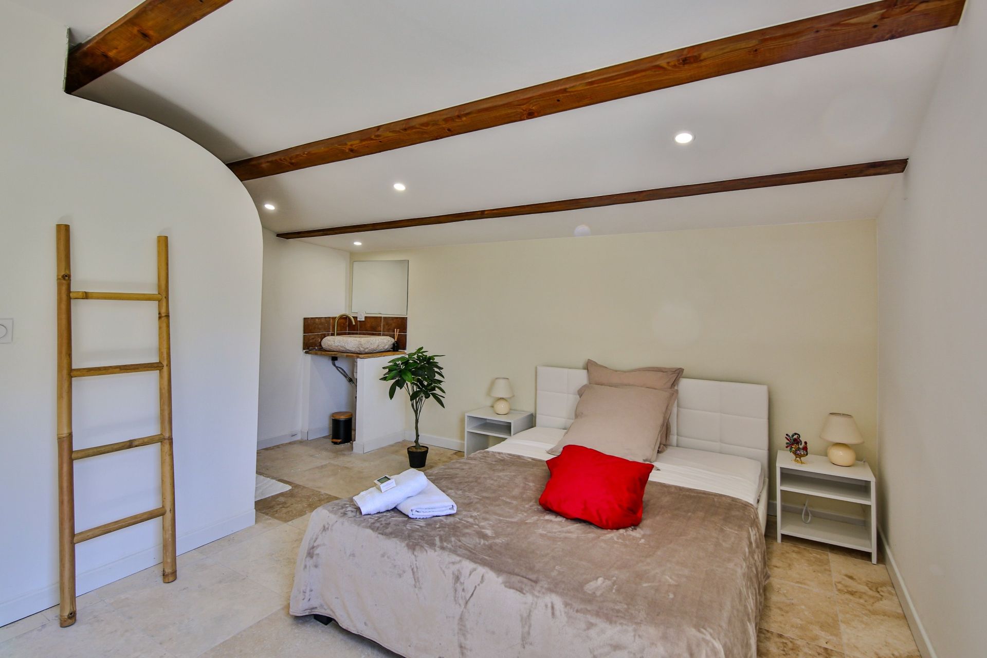 house 10 Rooms for sale on RUSTREL (84400)