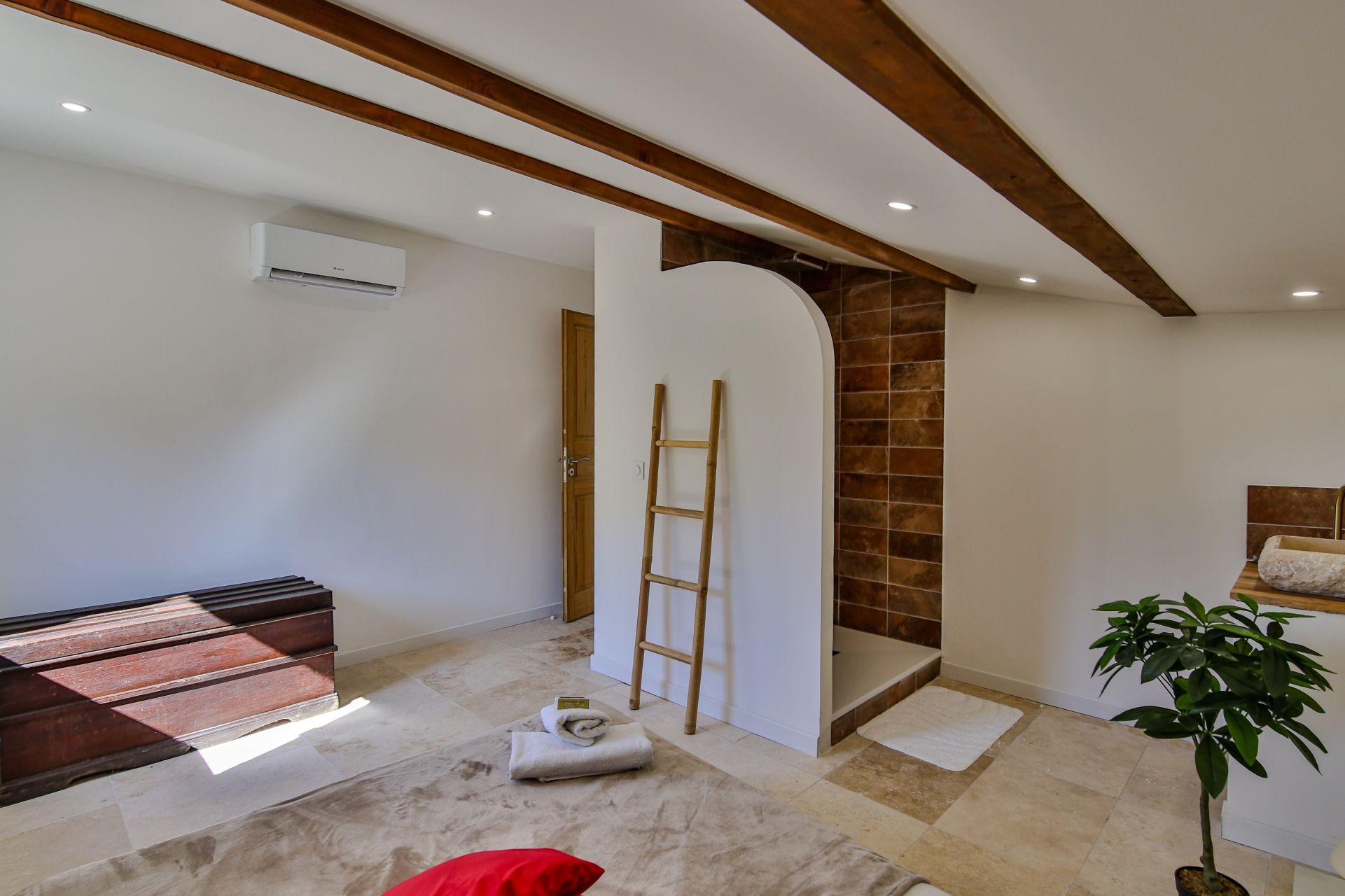 house 10 Rooms for sale on RUSTREL (84400)