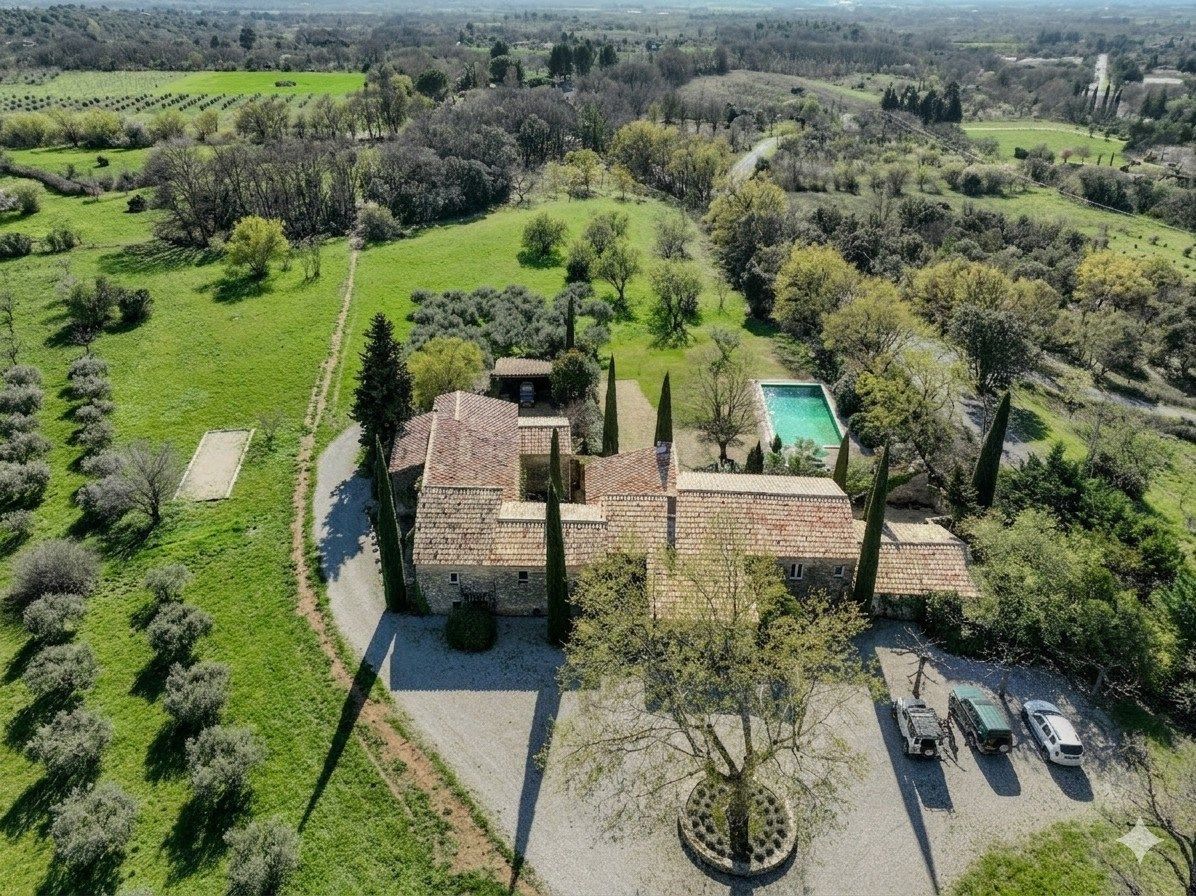 house 15 Rooms for sale on GORDES (84220)