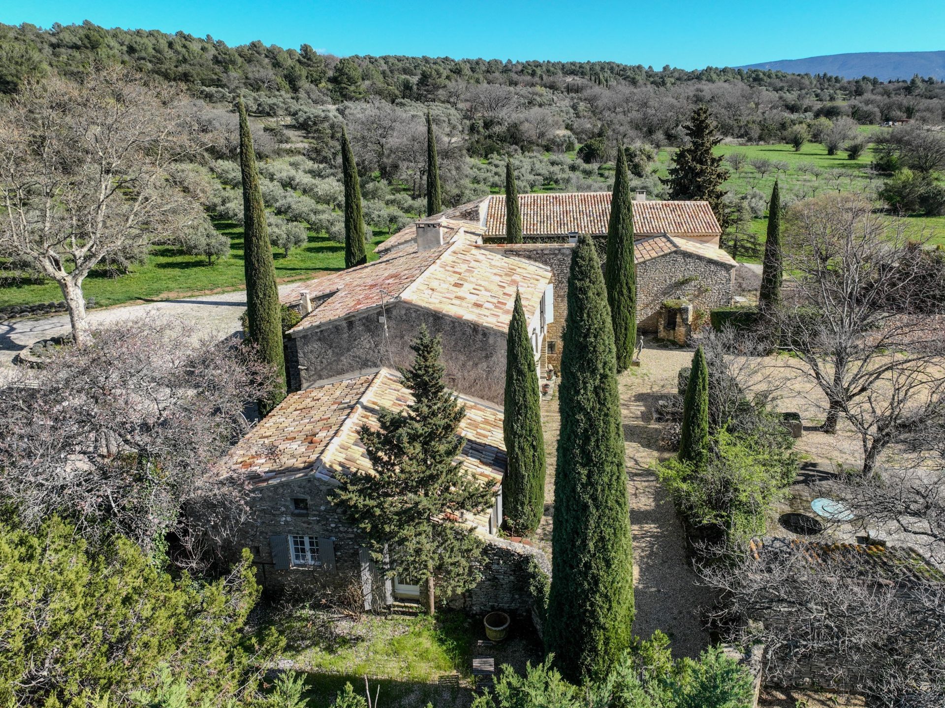 house 15 Rooms for sale on GORDES (84220)