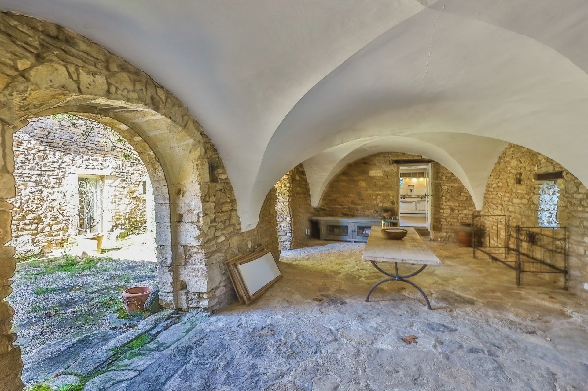 house 15 Rooms for sale on GORDES (84220)
