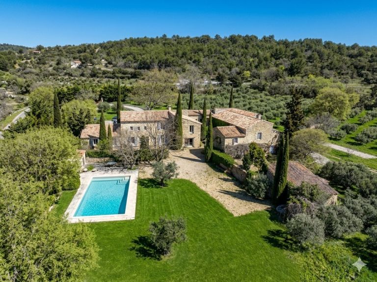 house 15 Rooms for sale on GORDES (84220)