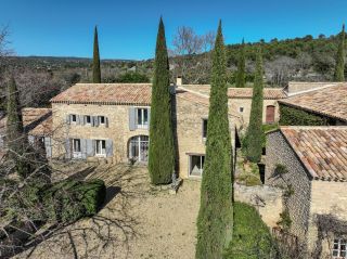 house 15 Rooms for sale on GORDES (84220)