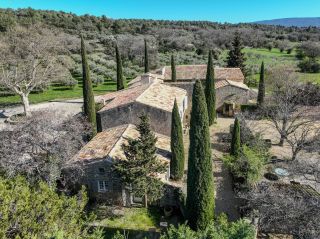 house 15 Rooms for sale on GORDES (84220)
