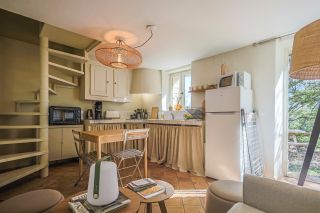 house 15 Rooms for sale on GORDES (84220)