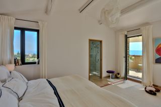 house 10 Rooms for sale on GORDES (84220)