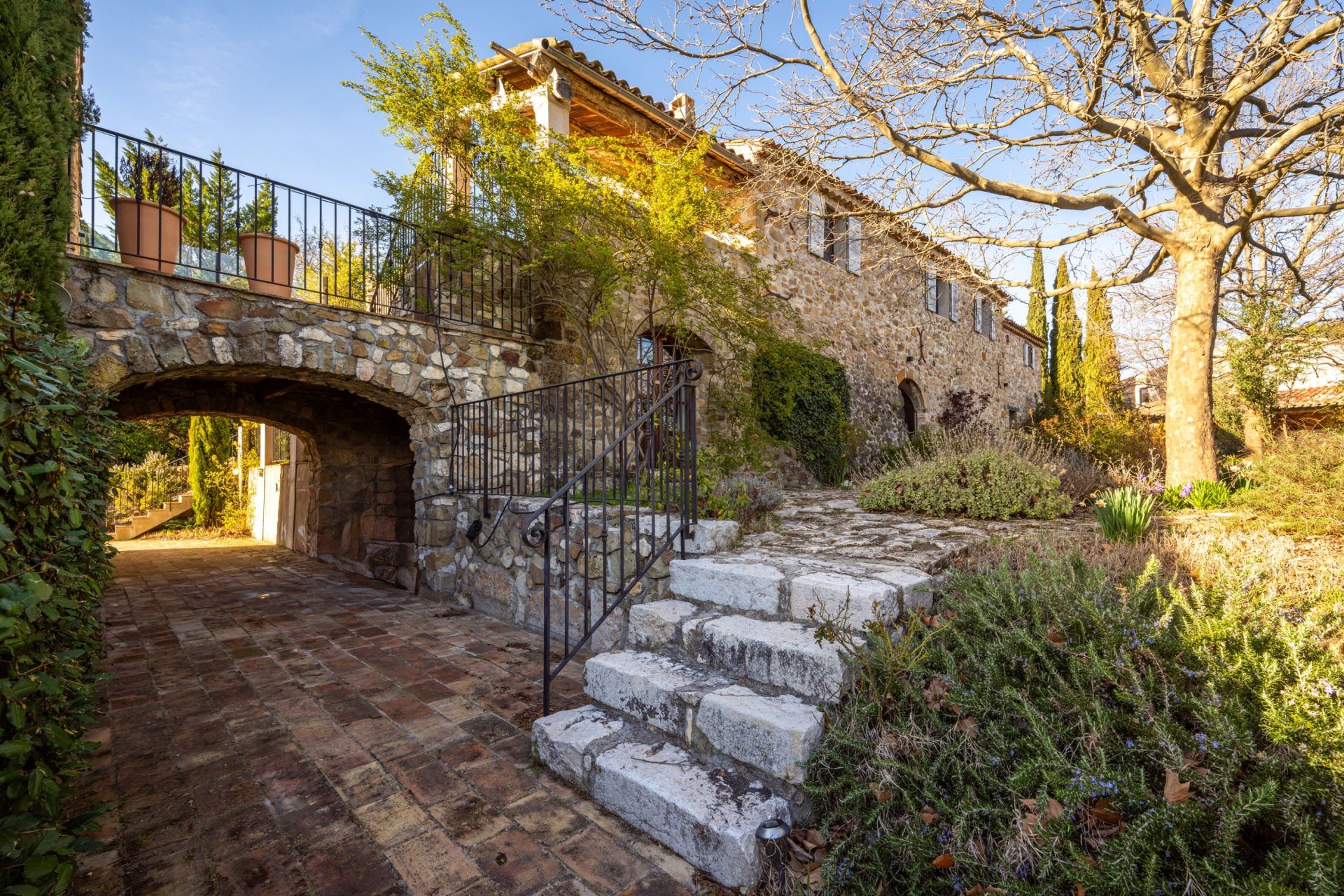maison 81 Pièces en vente sur OPPEDETTE (04110)