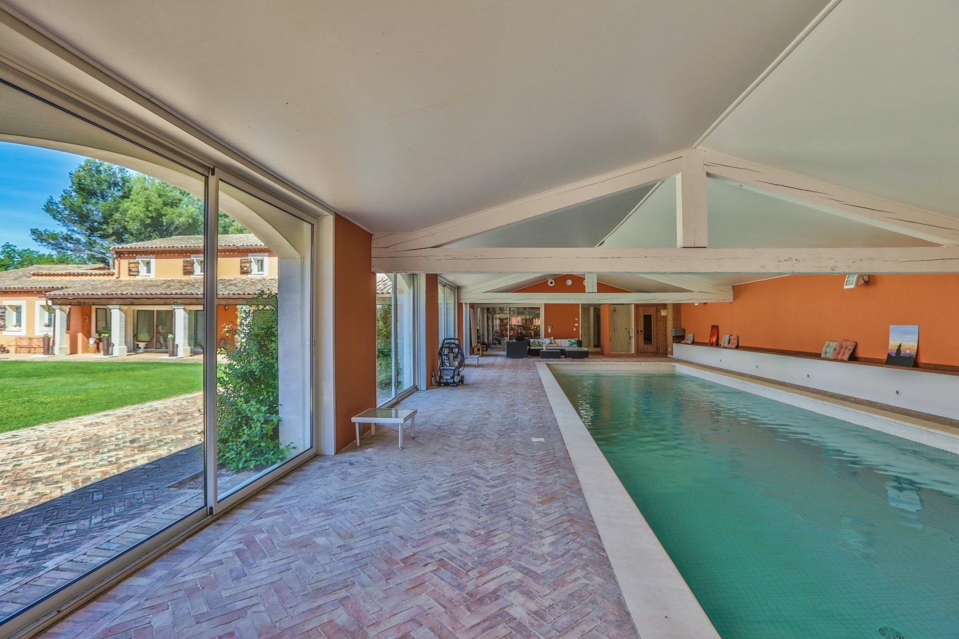 house 10 Rooms for sale on ROUSSILLON (84220)