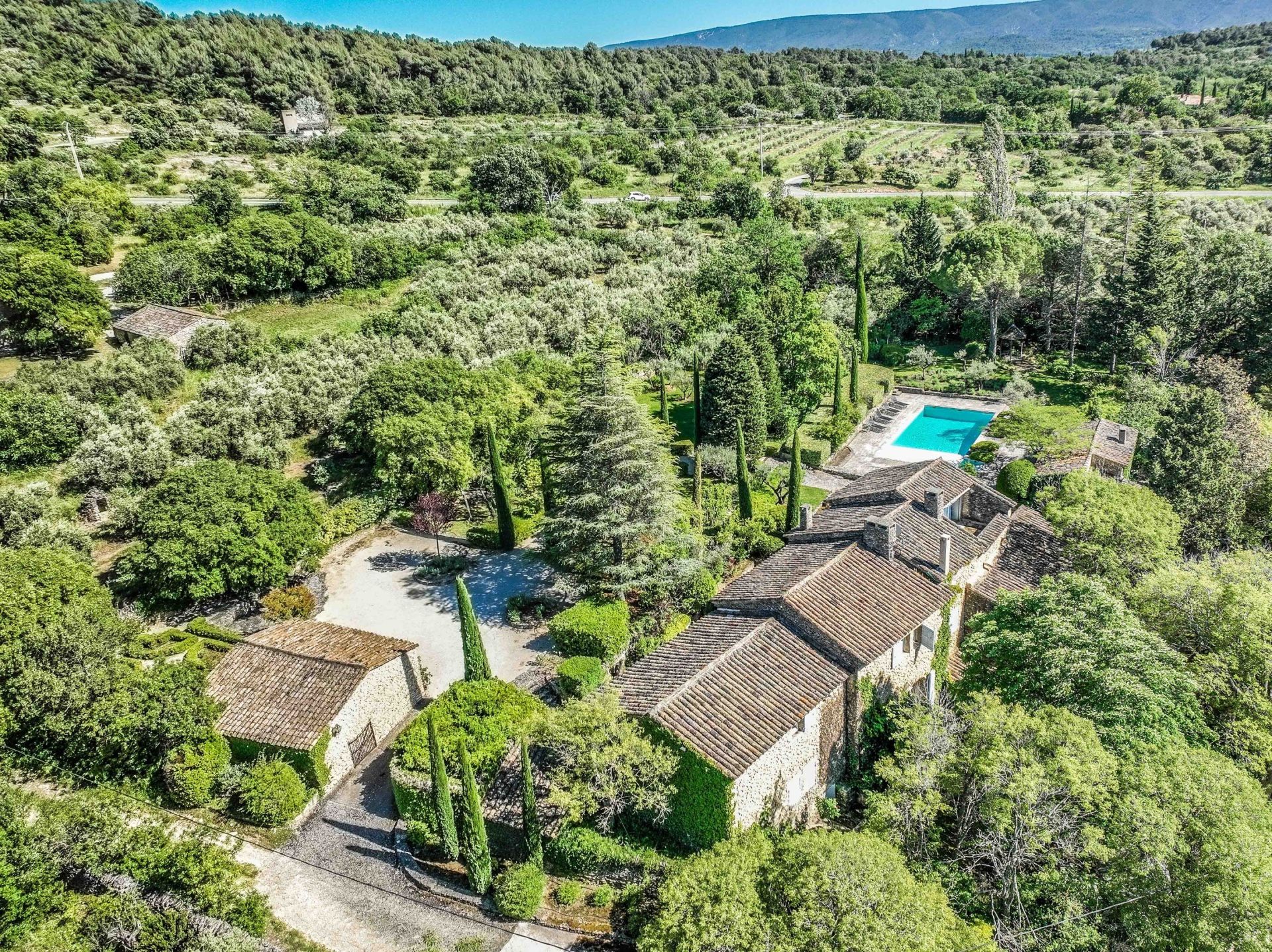 house 10 Rooms for sale on GORDES (84220)