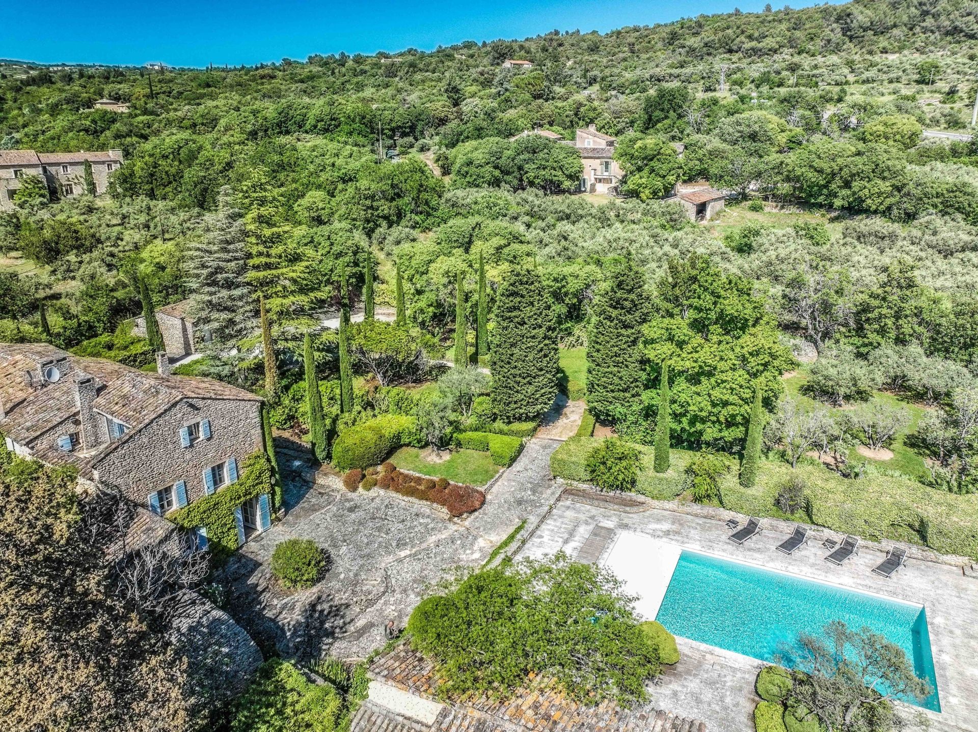 house 10 Rooms for sale on GORDES (84220)