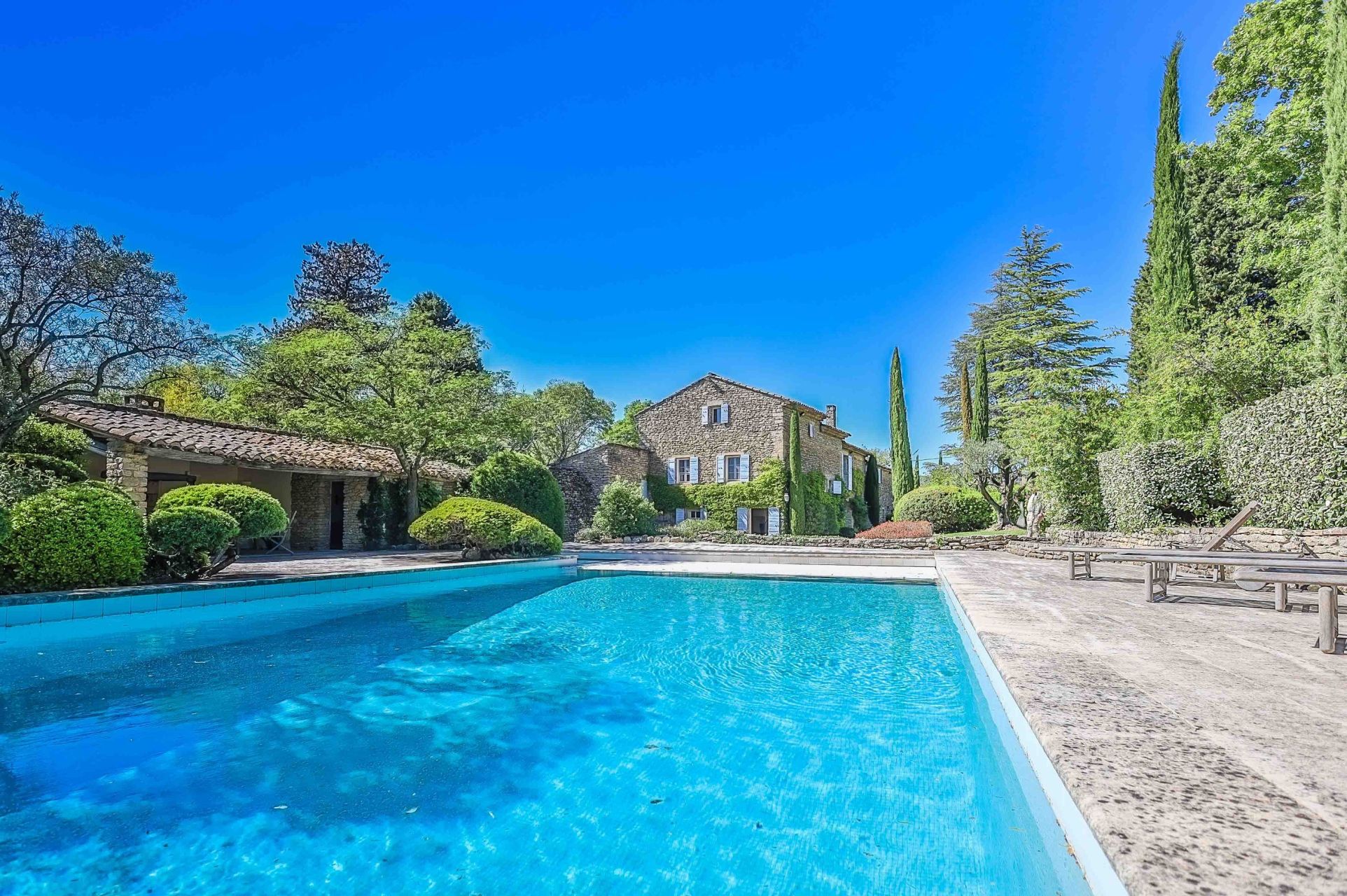 house 10 Rooms for sale on GORDES (84220)