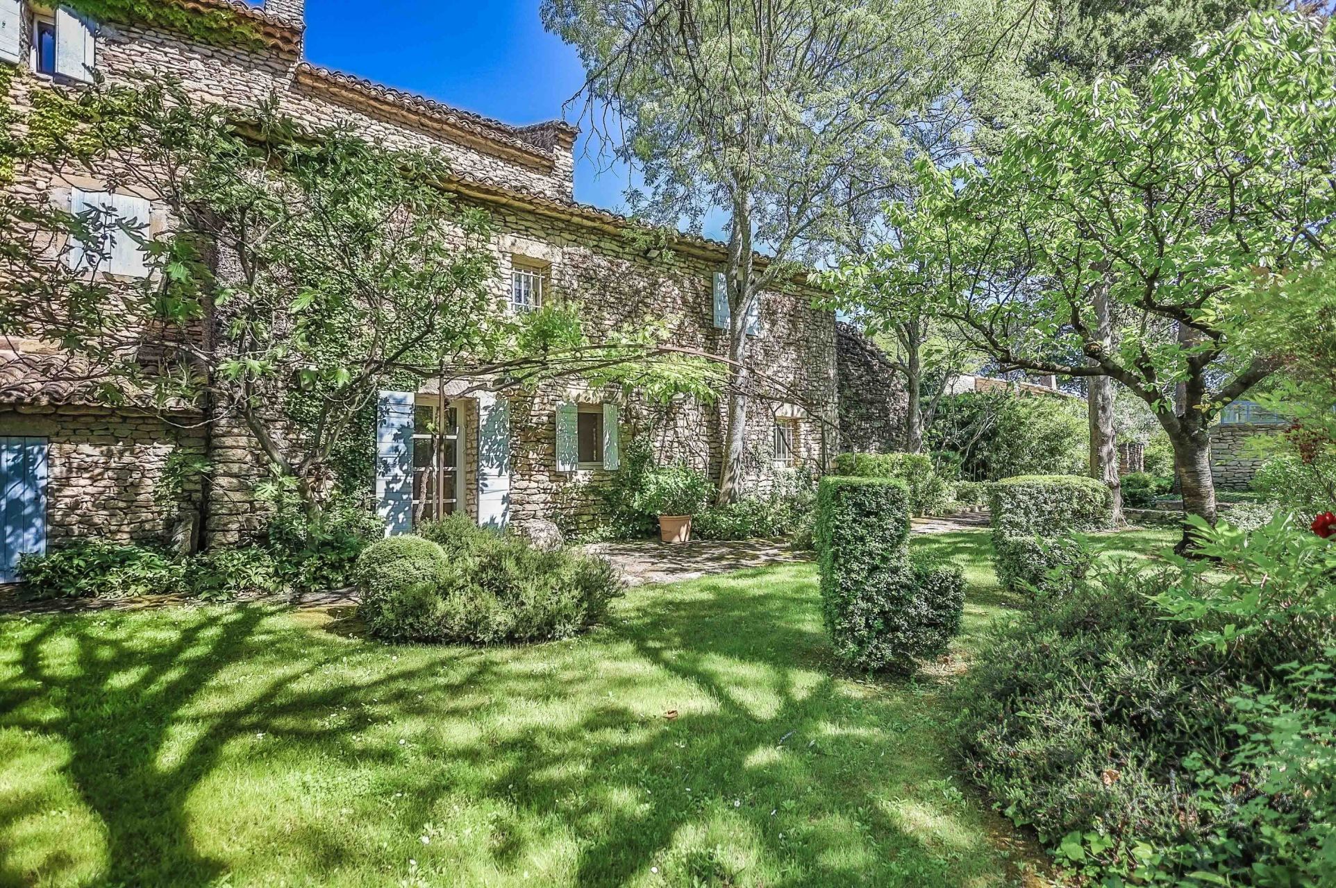 house 10 Rooms for sale on GORDES (84220)