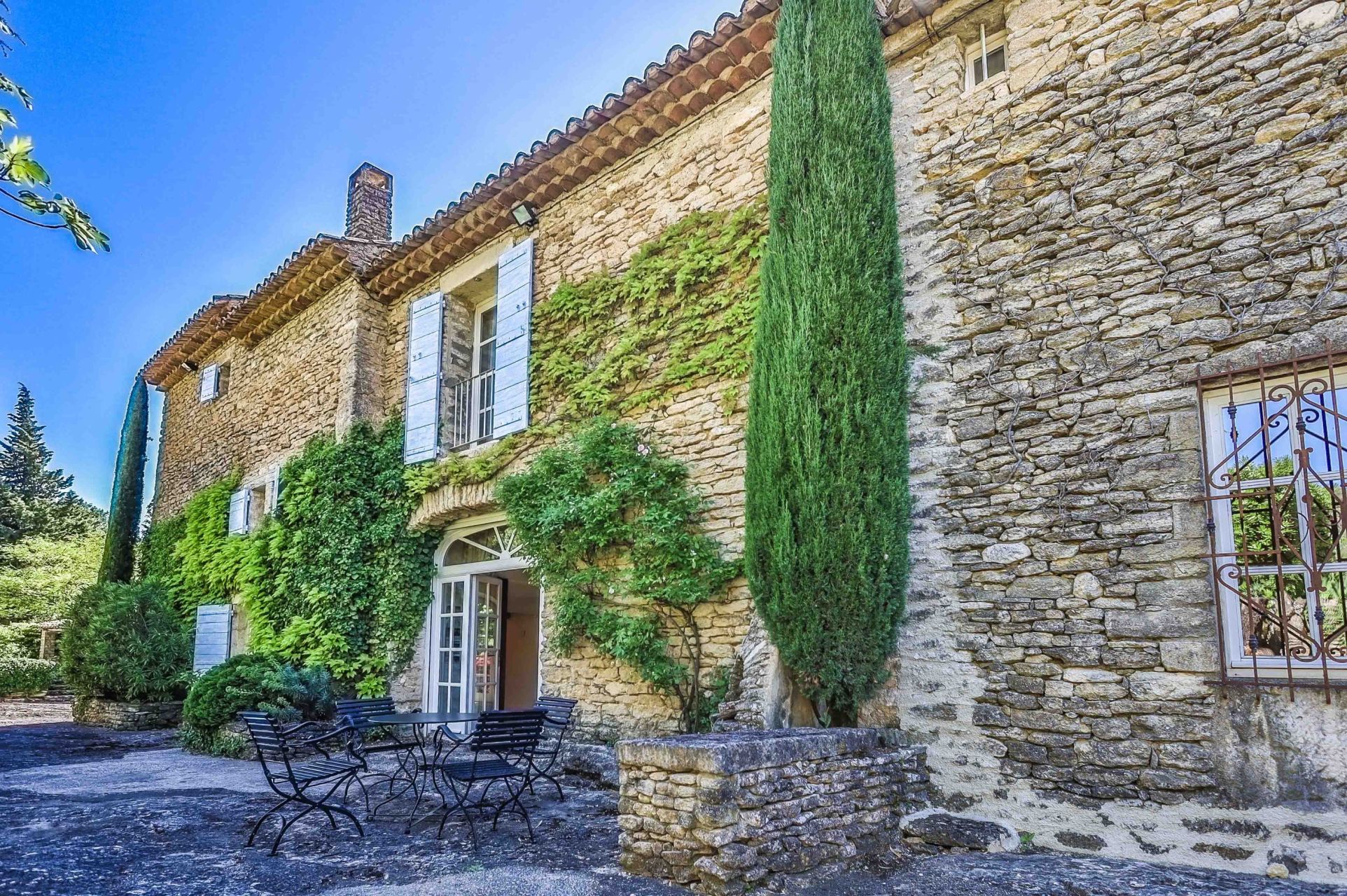 house 10 Rooms for sale on GORDES (84220)