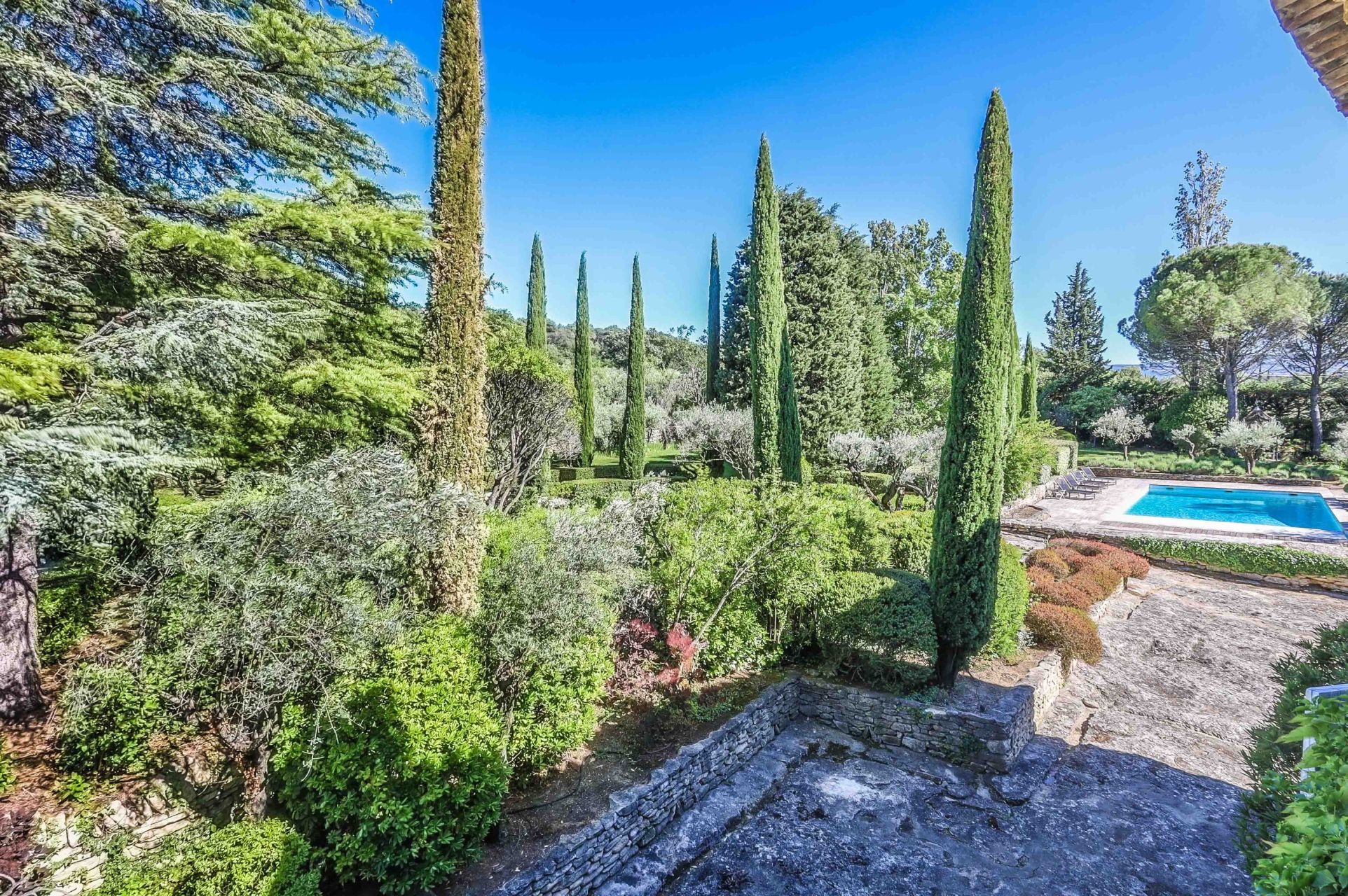 house 10 Rooms for sale on GORDES (84220)