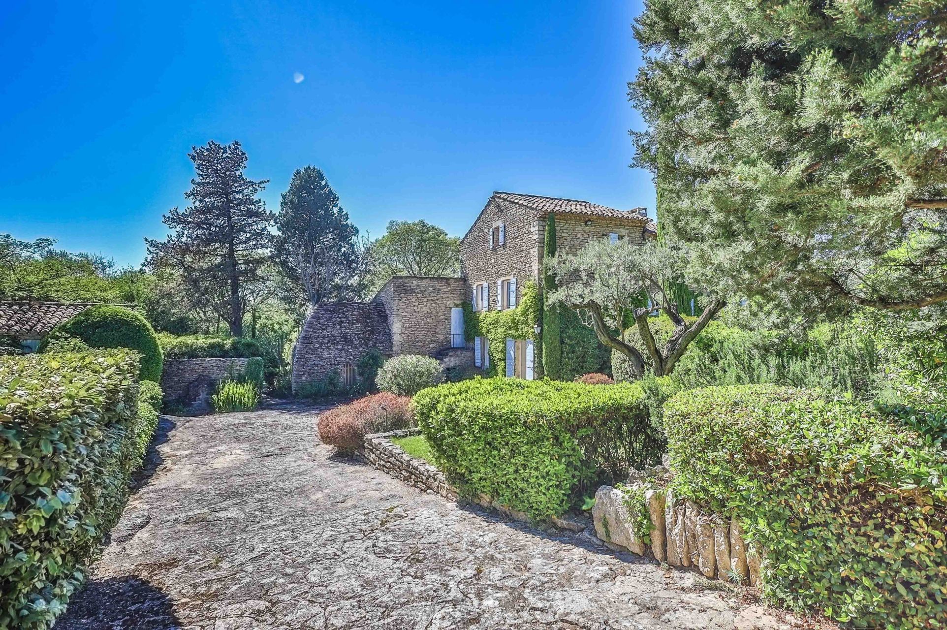 house 10 Rooms for sale on GORDES (84220)