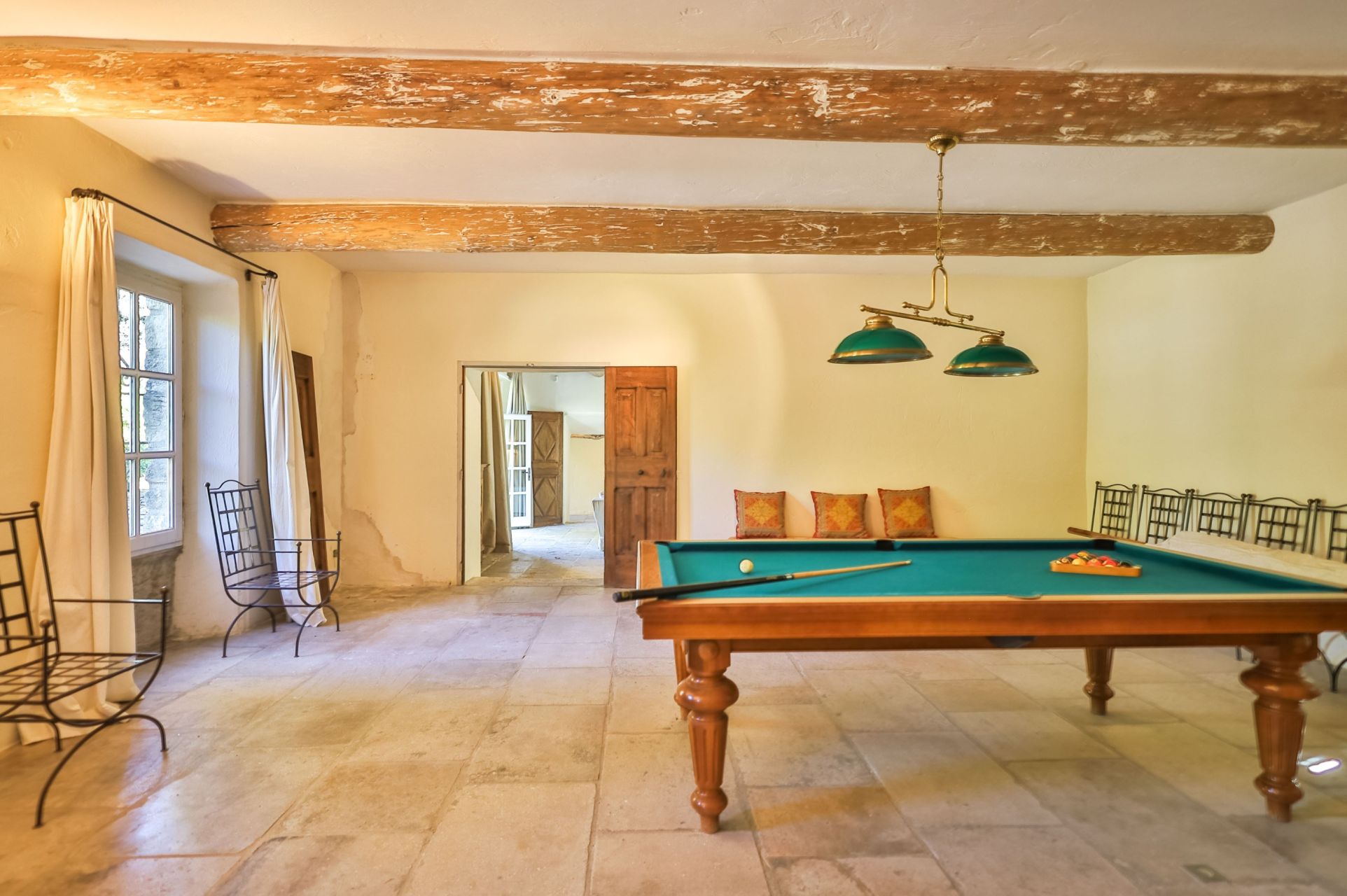 house 10 Rooms for sale on GORDES (84220)