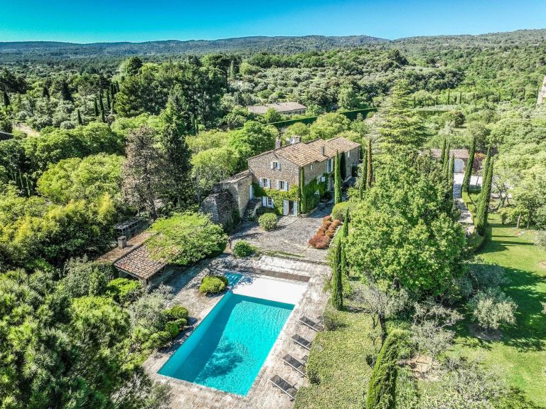 house 10 Rooms for sale on GORDES (84220)