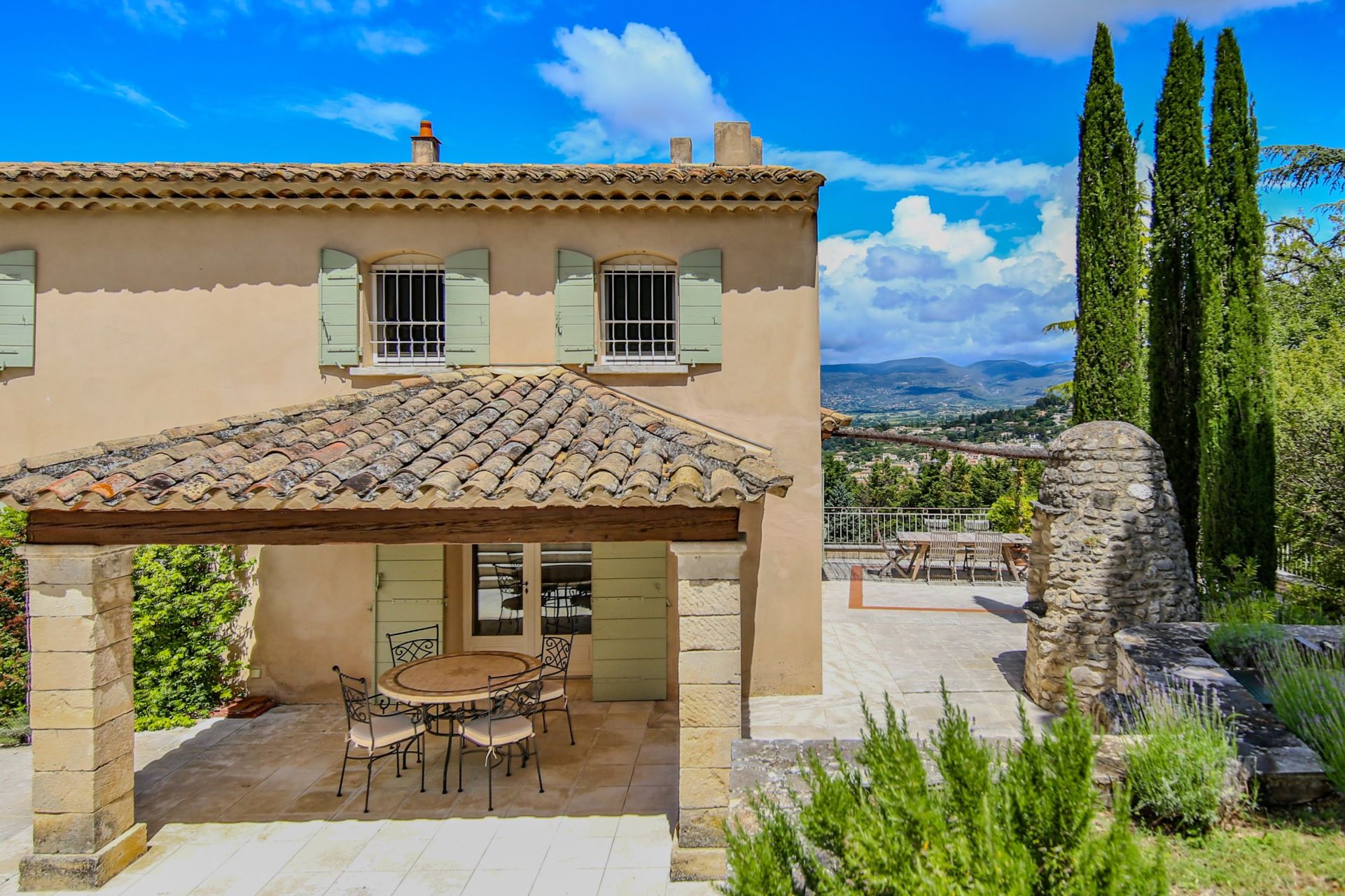 house 10 Rooms for sale on APT (84400)