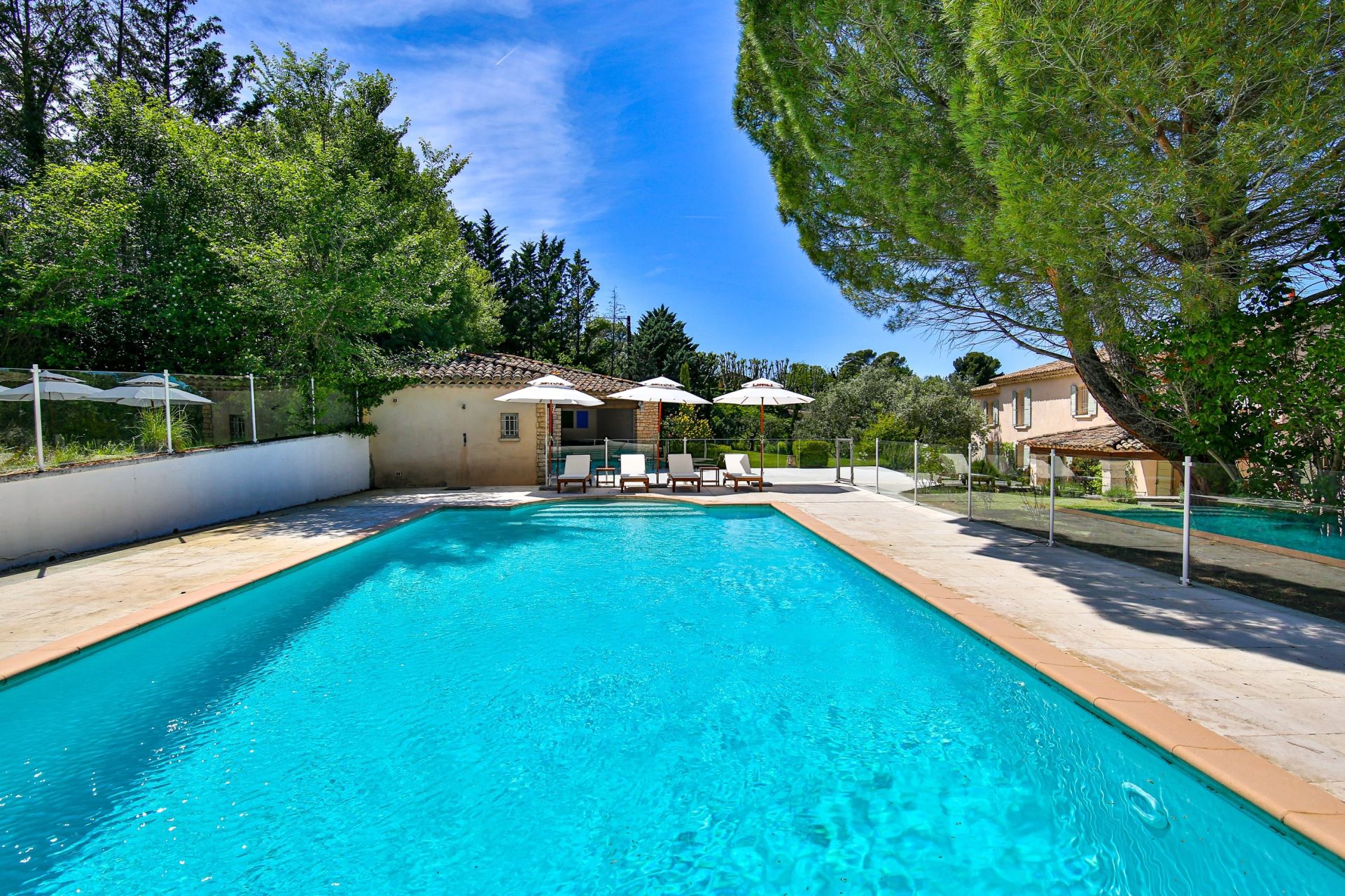 house 10 Rooms for sale on APT (84400)