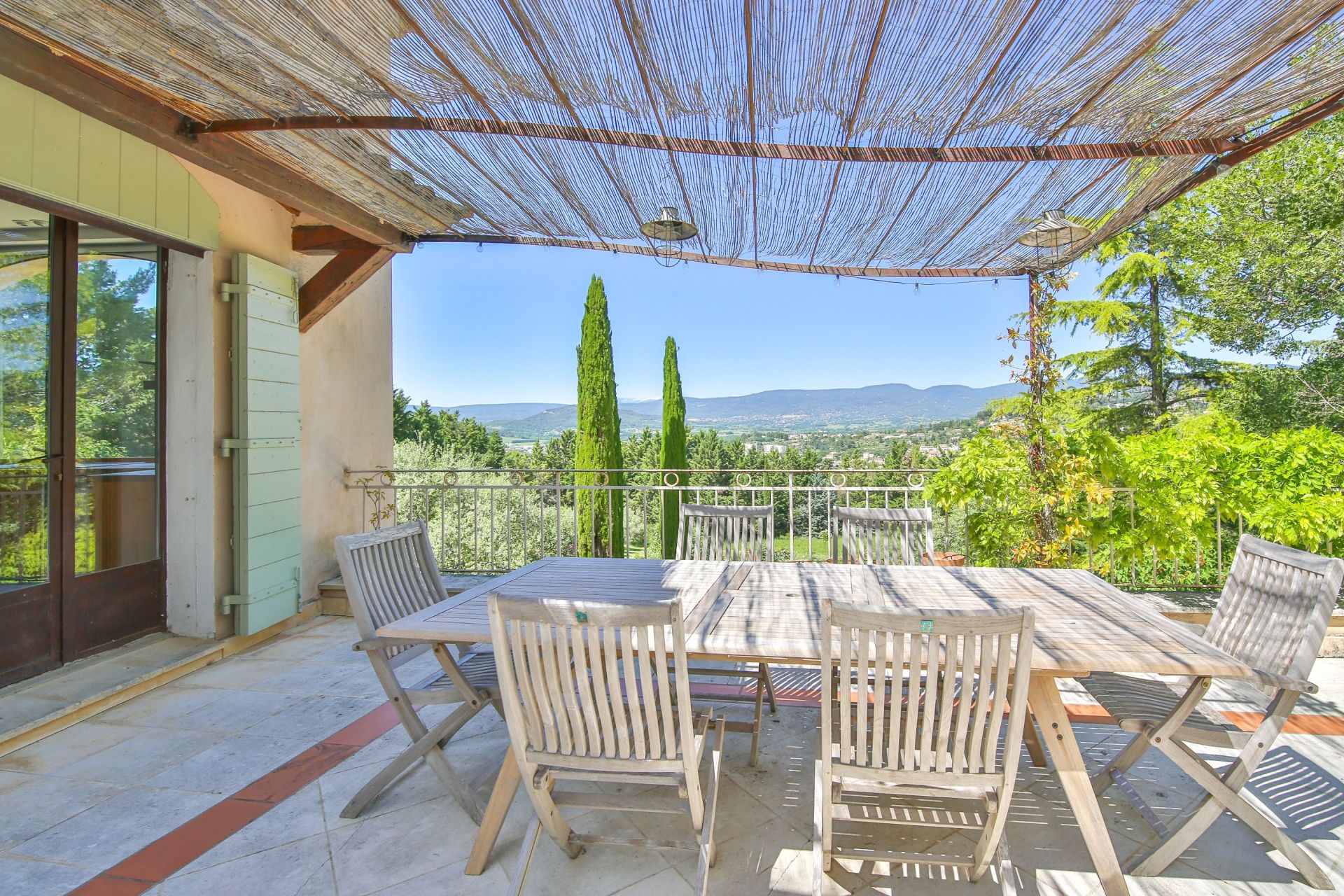 house 10 Rooms for sale on APT (84400)