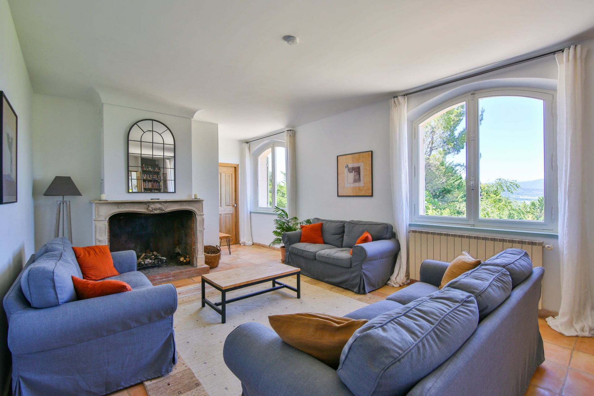 house 10 Rooms for sale on APT (84400)