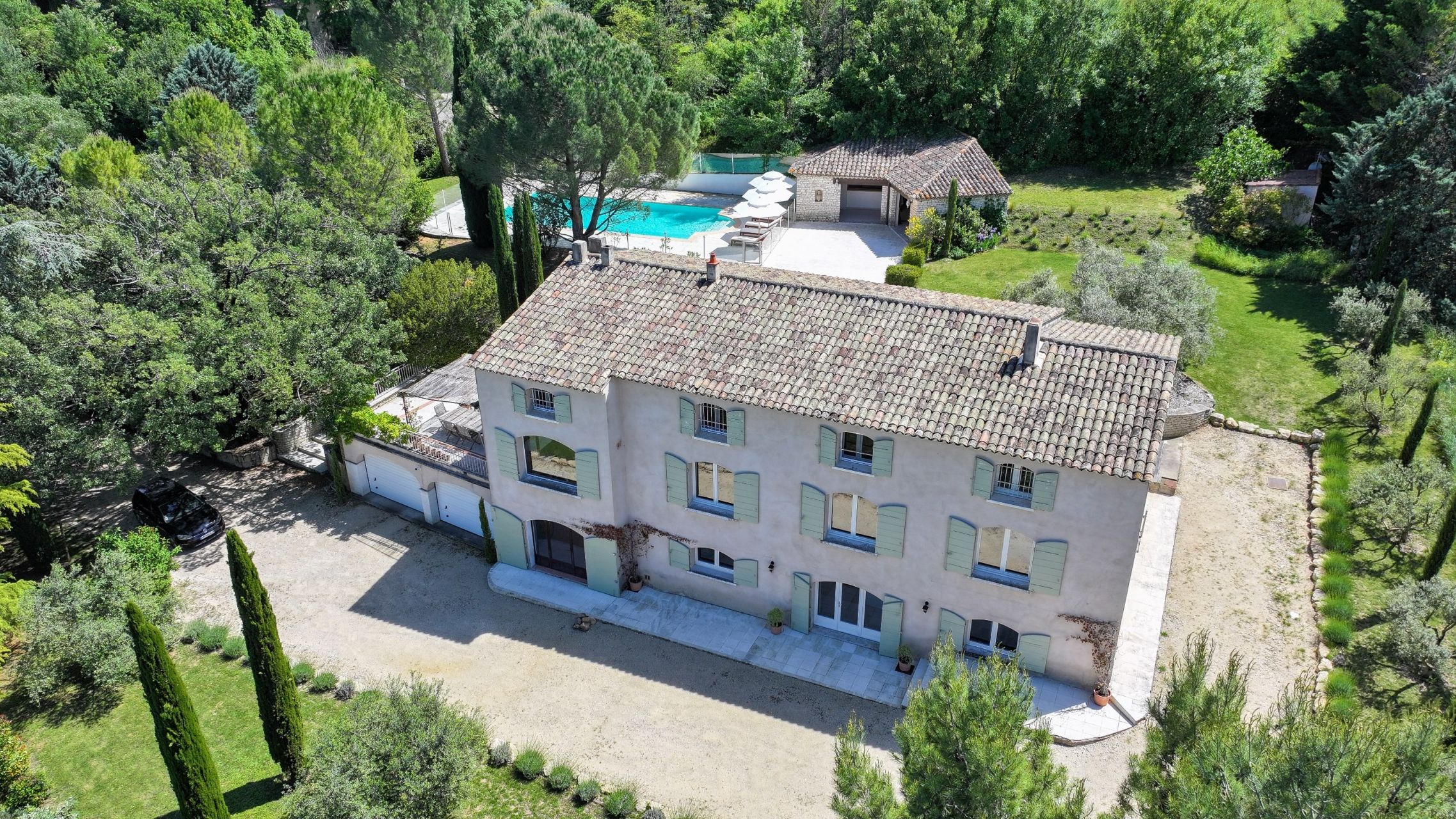house 10 Rooms for sale on APT (84400)