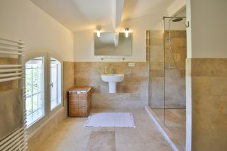 house 10 Rooms for sale on APT (84400)