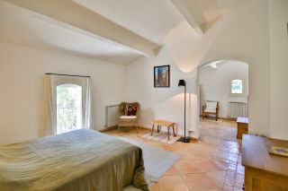 house 10 Rooms for sale on APT (84400)