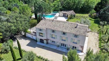 house 10 Rooms for sale on APT (84400)