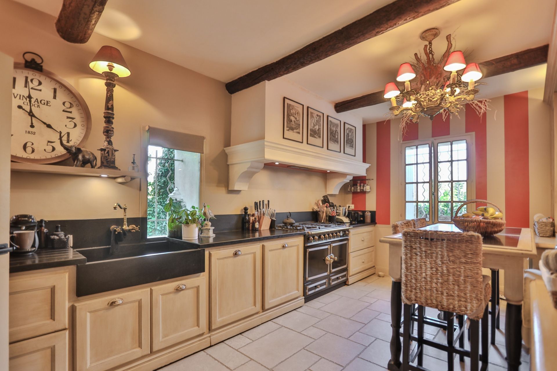 house 10 Rooms for sale on LE THOR (84250)